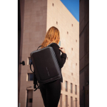 Diebstahlsicherer Rucksack aus RPET, wandelbar in 16” Laptop-Tasche farbe schwarz Lifestyle-Bild