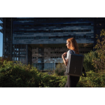 Diebstahlsicherer Rucksack aus RPET, wandelbar in 16” Laptop-Tasche farbe schwarz Lifestyle-Bild 3
