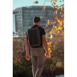 Diebstahlsicherer Rucksack aus RPET, wandelbar in 16” Laptop-Tasche farbe grau Lifestyle-Bild 3