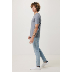 Unisex-T-Shirt aus 100 % Baumwolle, Regular Fit, 180 g/m², Iqoniq farbe hellgrau dritte Ansicht mit Modell