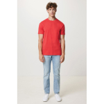 Unisex-T-Shirt aus 100 % Baumwolle, Regular Fit, 180 g/m², Iqoniq farbe korallenrot zweite Ansicht mit Modell
