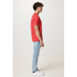Unisex-T-Shirt aus 100 % Baumwolle, Regular Fit, 180 g/m², Iqoniq farbe korallenrot dritte Ansicht mit Modell