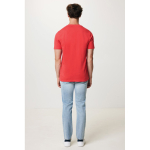 Unisex-T-Shirt aus 100 % Baumwolle, Regular Fit, 180 g/m², Iqoniq farbe korallenrot vierte Ansicht mit Modell
