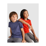 Kurzarm-Kinder-T-Shirt aus Baumwolljersey, 165 g/m2 Roly farbe blau Lifestyle-Bild