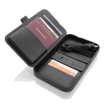Reiseetui aus recycelten Materialien mit 3-in-1-Ladefunktion farbe schwarz