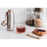 Thermoflasche aus Edelstahl mit Griff von Black+Blum, 500 ml