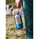 Große Thermoflasche aus Stahl der Marke Black+Blum, 850 ml farbe türkis Lifestyle-Bild