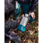 Große Thermoflasche aus Stahl der Marke Black+Blum, 850 ml farbe türkis Lifestyle-Bild 4