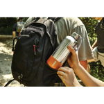 Große Thermoflasche aus Stahl der Marke Black+Blum, 850 ml Lifestyle-Bild 3