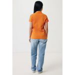 Damen-Piqué-Poloshirt aus recycelter Baumwolle, 220 g/m², Iqoniq farbe orange vierte Ansicht mit Modell