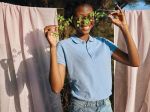 Damen-Piqué-Poloshirt aus recycelter Baumwolle, 220 g/m², Iqoniq farbe cyan-blau Lifestyle-Bild 2
