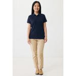 Damen-Piqué-Poloshirt aus recycelter Baumwolle, 220 g/m², Iqoniq farbe marineblau Ansicht mit Modell