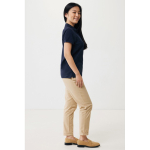 Damen-Piqué-Poloshirt aus recycelter Baumwolle, 220 g/m², Iqoniq farbe marineblau zweite Ansicht mit Modell