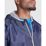 Windjacke mit Kapuze und faltbarer Rückentasche Roly Direct farbe köngisblau erste Detailansicht