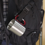 Metallbecher mit doppelwandiger Isolierung und Karabinerhenkel farbe rot dritte Detailansicht