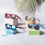 RPET-Sonnenbrille mit schwarzen Gläsern mit UV400-Schutz Ansicht in Umgebung