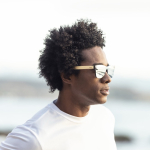 Sonnenbrille mit Bambusbügeln und schwarzem Spiegeleffektglas farbe holzton vierte Ansicht