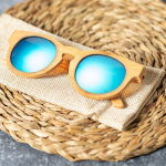 Bambusbrille mit Spiegeleffekt-Gläsern im Kordelzugbeutel farbe holzton