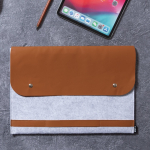 RPET-Filz-Laptoptasche mit 14''-Kunstlederklappe Ansicht in Umgebung