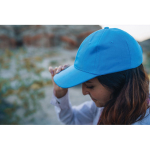 6-Panel-Cap aus recycelter Baumwolle mit AWARE™-Tracer, 280 g/m2 farbe hellblau Lifestyle-Bild 3