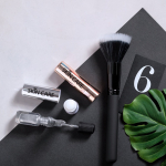Lippenpflegestift in metallfarbenem Etui dritte Ansicht
