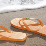 Flip-Flops mit Logo und brasilianischer Flagge Brasileiras farbe orange erste Ansicht
