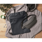 Turnbeutel RPET/PU mit Fronttasche farbe blau Stimmungsbild