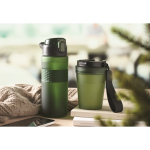 RPET-Flasche mit Klappdeckel und Strohhalm 500 ml farbe dunkelgrün Stimmungsbild