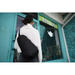 Nachhaltige rPET-Umhängetasche mit Reißverschluss & Trägern farbe schwarz Lifestyle-Bild 2