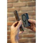 Taschen-Powerbank aus recyceltem ABS mit Ladeanzeige 10.000 mAh farbe schwarz Lifestyle-Bild