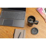 Keramikbecher 490 ml mit Henkel & tropfsicherem Deckel farbe schwarz Lifestyle-Bild