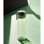Sportflasche aus RPET mit auslaufsicherem Deckel und Trinkhalm 800 ml farbe grün Lifestyle-Bild