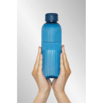 Flasche aus RPET mit Griff und gewelltem Design sowie Henkel 750 ml farbe marineblau Lifestyle-Bild 4