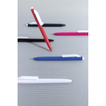 Kugelschreiber aus recyceltem Kunststoff mit ultrasanfter blauer Tinte farbe schwarz Lifestyle-Bild