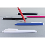 Kugelschreiber aus recyceltem Kunststoff mit ultrasanfter blauer Tinte farbe schwarz Lifestyle-Bild 2