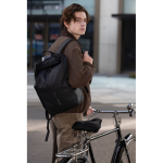 Wasserdichter Urban-Rucksack 16” + Fahrradhalterung & Diebstahlschutz farbe schwarz Lifestyle-Bild 2