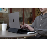 Laptop-Hülle aus recyceltem Material mit 4 cm Neigungsständer 14” farbe schwarz Lifestyle-Bild 2