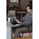 Laptop-Hülle aus recyceltem Material mit 4 cm Neigungsständer 14” farbe schwarz Lifestyle-Bild 4