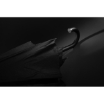 Premium-Regenschirm aus RPET mit automatischer Öffnung Ø130 Swiss Peak farbe schwarz Lifestyle-Bild