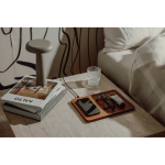 Nachhaltiges kabelloses Desktop-Ladegerät mit Organizer-Ablage farbe braun Lifestyle-Bild 2