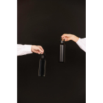 Thermoflasche 600 ml aus recyceltem Edelstahl mit Griff farbe schwarz Lifestyle-Bild