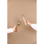 Thermoflasche 600 ml aus recyceltem Edelstahl mit Griff farbe elfenbeinfarben Lifestyle-Bild