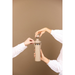 Thermoflasche aus recyceltem Stahl mit Henkel und Doppelöffnung 600 ml farbe elfenbeinfarben Lifestyle-Bild 3