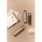 Thermoflasche aus recyceltem Stahl mit Henkel und Doppelöffnung 600 ml farbe elfenbeinfarben Lifestyle-Bild 4