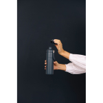 Thermoflasche aus recyceltem Stahl mit Henkel und Doppelöffnung 600 ml farbe marineblau Lifestyle-Bild