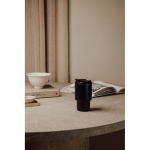 Take-away-Becher aus recyceltem Stahl mit klappbarem Deckel 350 ml farbe schwarz Lifestyle-Bild