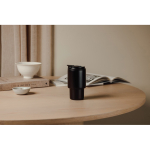 Take-away-Becher aus recyceltem Stahl mit klappbarem Deckel 350 ml farbe schwarz Lifestyle-Bild 4