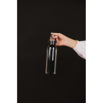 RPET-Flasche 550 ml mit Stahldeckel, Henkel & minimalistischem Design farbe schwarz Lifestyle-Bild
