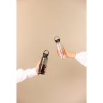 RPET-Flasche 550 ml mit Stahldeckel, Henkel & minimalistischem Design farbe transparent Lifestyle-Bild 2