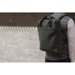 Recycelter Rucksack mit Fronttasche und hinterem Reisegurt 16” farbe grün Lifestyle-Bild 4